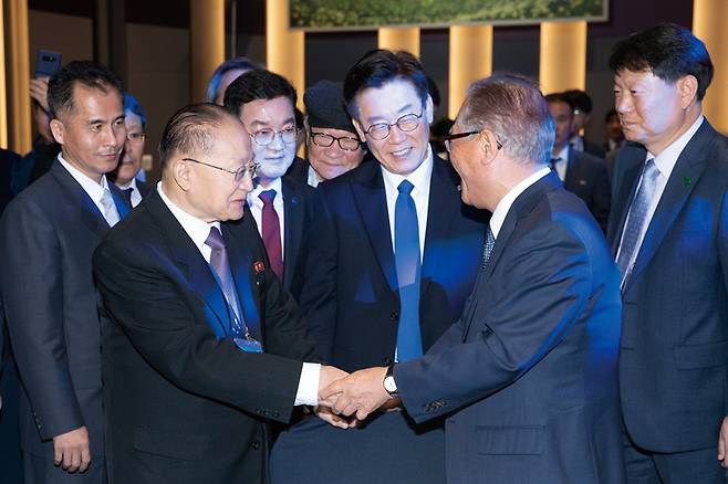 2018년 11월16일 오후 경기도 고양시 엠블호텔에서 열린 '2018 아시아태평양 평화·번영을 위한 국제대회'에서 리종혁 조선아시아태평양평화위원회 부위원장(왼쪽)이 정세현 전 통일부 장관과 악수를 하고 있다. 그 뒤에 이재명 당시 경기도지사와 안부수 아태협 회장이 서 있다. ⓒ경기도청