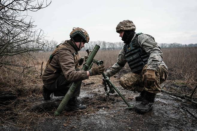지난달 31일(현지 시각) 우크라이나 도네츠크주 최전선에서 병사들이 60㎜ 박격포를 다루고 있다. ⓒ AFP=연합뉴스