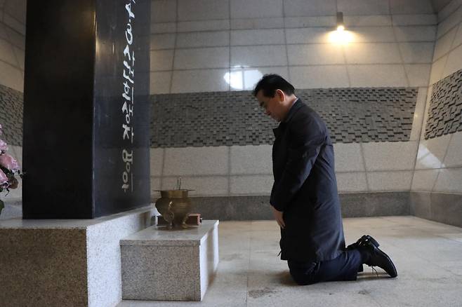 국민의힘 최고위원 후보인 태영호 의원이 13일 '제주 4·3 평화공원'을 찾아 추모비에 참배하고 있다. ⓒ연합뉴스