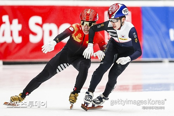 박지원이 린샤오쥔과 몸싸움을 벌이고 있다. / 사진=Gettyimages 제공