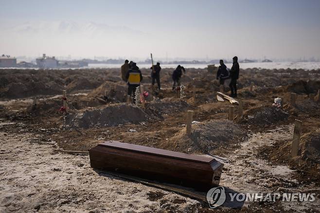 튀르키예 지진 희생자 묻을 공동묘지 작업 모습 [AP 연합뉴스 자료사진. 재판매 및 DB 금지]