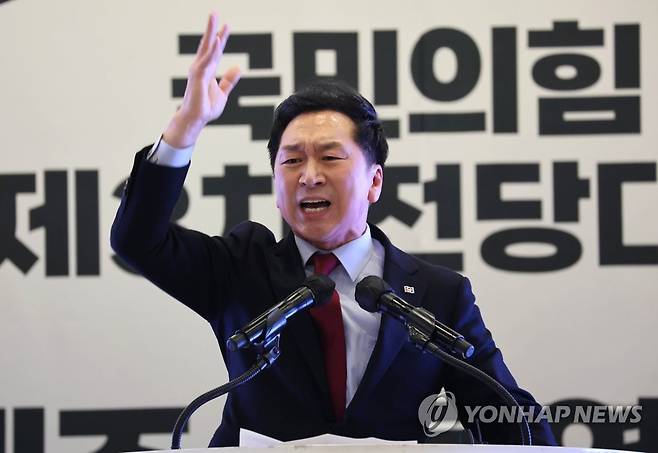 정견발표하는 김기현 당대표 후보 (제주=연합뉴스) 백승렬 기자 = 국민의힘 김기현 당대표 후보가 13일 제주도 제주시 퍼시픽호텔에서 열린 '힘내라! 대한민국 - 제3차 전당대회 제주 합동연설회'에서 정견발표를 하고 있다. 2023.2.13 srbaek@yna.co.kr