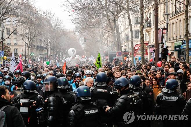 프랑스 파리에서 열린 연금개혁 반대 4차 시위 [EPA=연합뉴스 자료사진. 재판매 및 DB 금지]