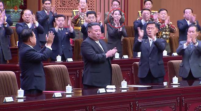 2022년 12월 26일 열린 사회주의 헌법 제정 50주년 기념 보고대회에 김정은 국무위원장이 박수를 받으며 입장하고 있다.김여정 노동당 부부장(붉은색 원)도 참석해 박수를 치고 있다./조선중앙TV 뉴시스