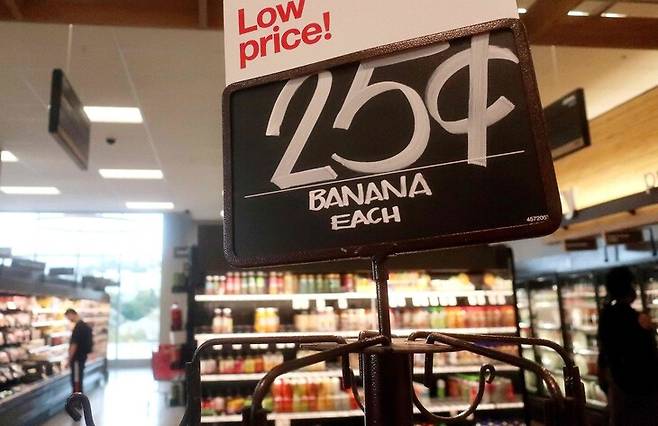 미국 로스앤젤레스의 한 식품 매장. 1월의 미국 소비자물가가 지난해 1월보다 6.4% 상승한 것으로 나타났다. 로스앤젤레스/AFP 연합뉴스