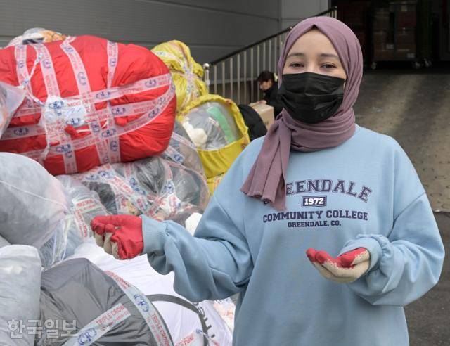 인천 중구의 한 물류센터에서 구호물품 분류작업을 돕고 있는 튀르키예 유학생 엘리프 메셰씨.