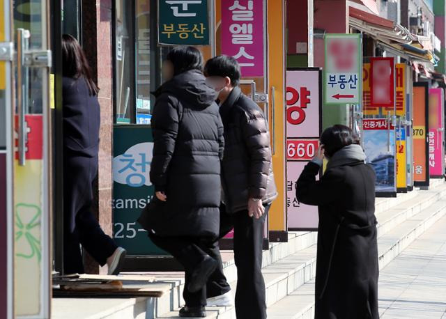 8일 서울 시내 공인중개소가 밀집된 한 상가로 시민들이 들어가고 있다. 뉴스1