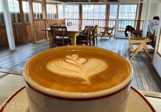 적산가옥의 목재 창틀을 살린 '오월' 카페 내부.