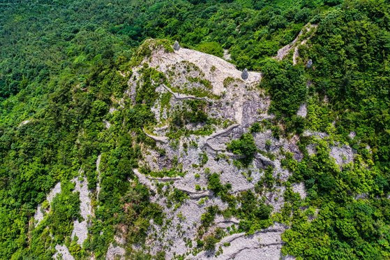 전남 보성군 오봉산에 있는 ‘갈지(之)’자 모양의 길들. 구들장을 운반하던 소 달구지길이 거미줄처럼 이어져 있다. 프리랜서 장정필