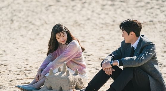 JTBC 드라마 ‘사랑의 이해’의 하상수(유연석·오른쪽)와 안수영(문가영). [사진 SLL]