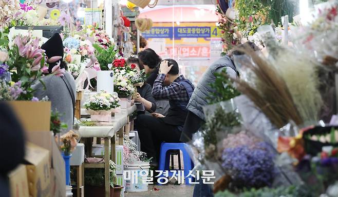 13일 남대문 곷시장이 한산 하다.
거리 두기가 해제되고  발렌타인 데이와, 각 학교의 졸업식에 정상적으로 열리면서 꽃 수요가 증가해 꽃다발이 최소 5~6만 원대 판매가가 형성되는 등 소비자들의 부담이 가중되고 있다.
이는 꽃을 재배하기 위한 난방비와 기타 재료비가 상승하고 꽃 수요도 급증해 나오는 현상으로 1년 새 장미 경매가격은 85% 상승했고, 봄을 알리는 꽃인 프리지어도 30% 올랐다. 2023.2.13[이충우기자]