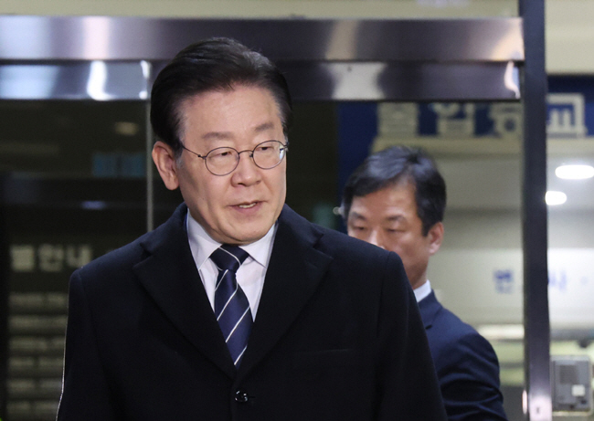 이재명 더불어민주당 이재명 대표가 10일 서울 서초구 서울중앙지검에서 조사를 받은 뒤 청사를 나서고 있다. 연합뉴스