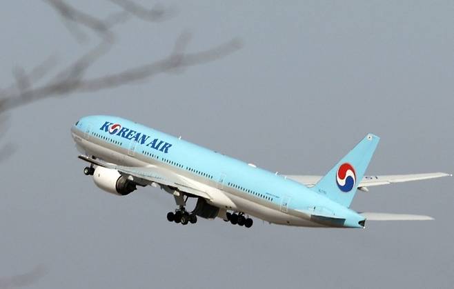 인천국제공항 제1여객터미널 계류장에서 대한항공 항공기가 이륙하고 있다. 인천공항=연합뉴스