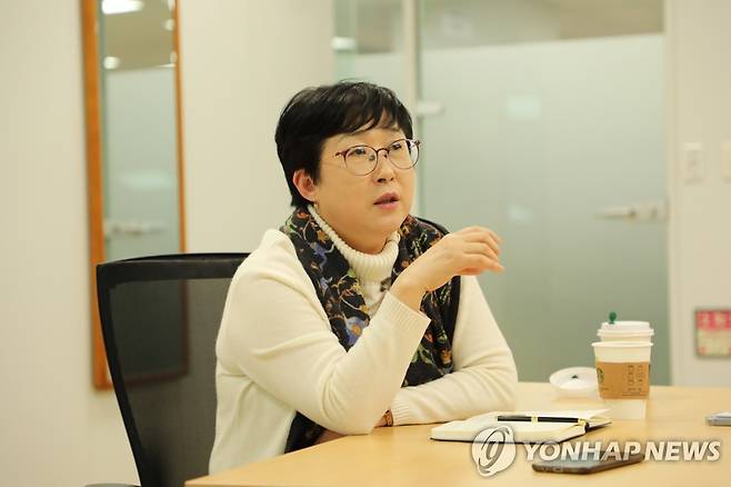 연합뉴스와 인터뷰 중인 나희덕 시인 [촬영 이건희]