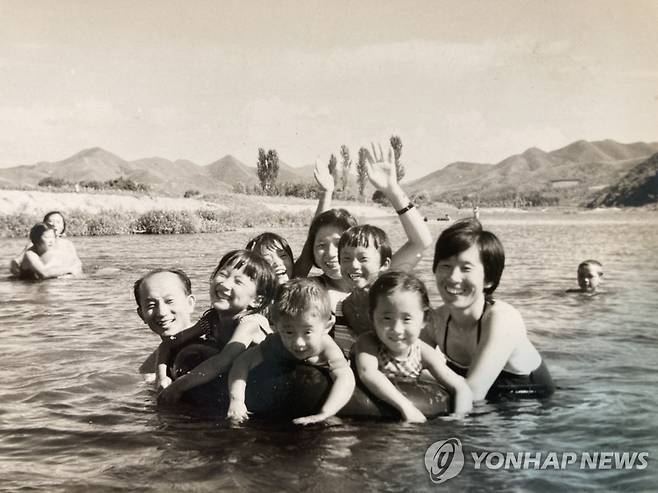 일곱살때 보육원 친구들과 물놀이 중인 나희덕(튜브위의 맨 왼쪽) [본인 제공]