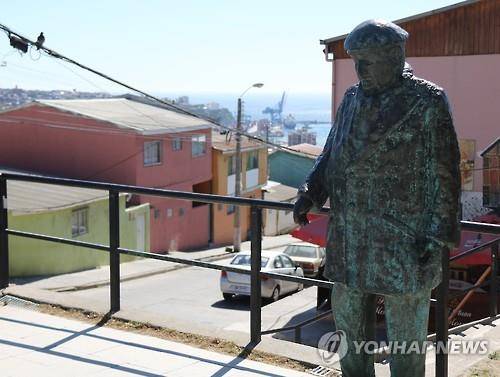칠레 발파라이소에 있는 시인 파블로 네루다의 동상 [연합뉴스 자료사진. DB 및 재판매 금지]