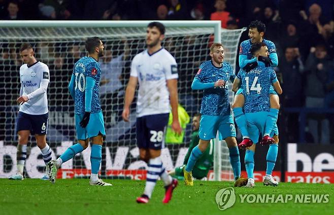 지난달 28일(현지시간) 잉글랜드축구협회(FA)컵 경기에서 기뻐하는 페리시치와 손흥민 [로이터=연합뉴스]
