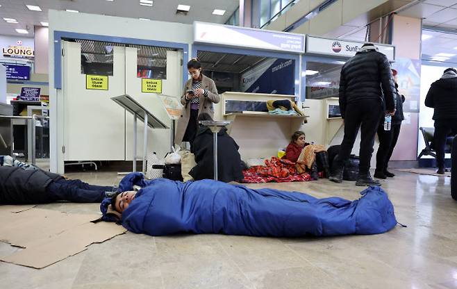 11일(현지시간) 튀르키예 아다나공항에서 지진 피해를 입은 지역의 국민들이 이스탄불과 앙카라 등으로 떠나기 위해 대기하고 있다 (사진=연합뉴스)