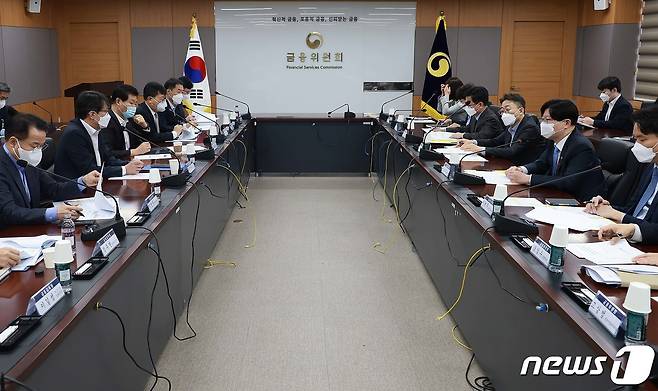 김소영 금융위원회 부위원장이 12일 오전 서울 종로구 정부서울청사에서 금융시장 점검회의를 주재하고 있다. 이 자리에서 김 부위원장은 최근 회사채·CP 단기자금시장 동향 및 시장안정대책 지원실적을 점검하고, 2023년 시장안정대책 지원계획을 논의했다. (금융위원회 제공) 2023.1.12/뉴스1