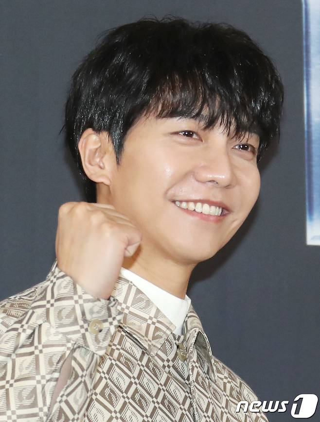 가수 겸 배우 이승기가 15일 서울 마포구 스탠포드호텔에서 열린 JTBC 예능 프로그램 '피크타임' 제작발표회에서 파이팅을 외치고 있다. ‘피크타임’은 무대가 절실한 현역 아이돌부터 빛을 보지 못한 경단(경력단절), 해체돌까지 다시 한 번 무대에 올라 뜨거운 경쟁을 벌이는 팀전 서바이벌이다. 2023.2.15/뉴스1 ⓒ News1 권현진 기자