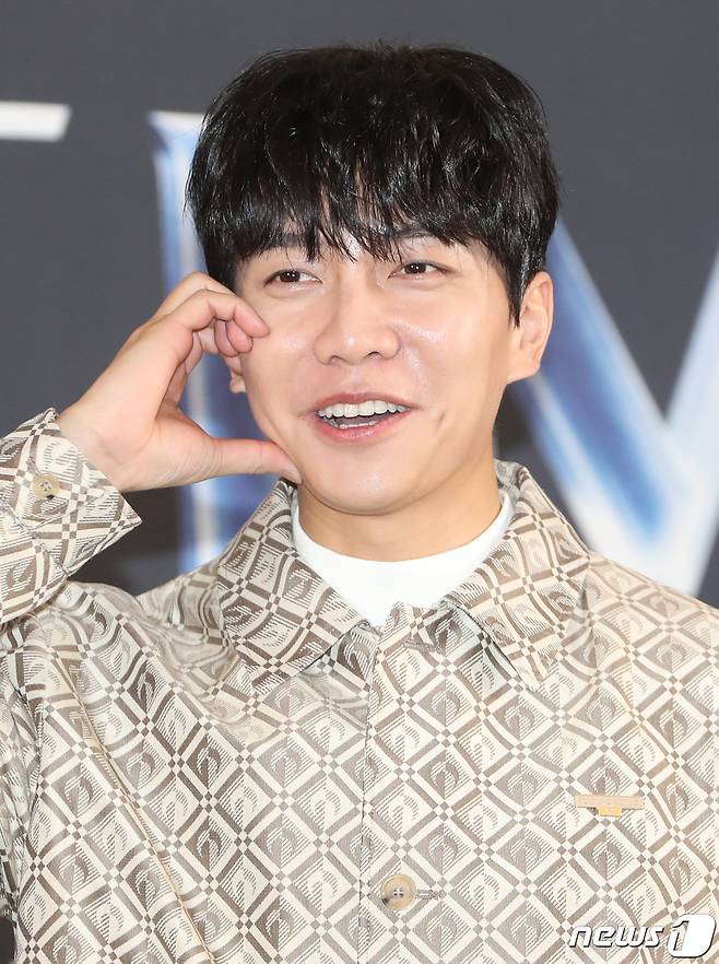 배우 이승기가 15일 서울 마포구 스탠포드호텔에서 열린 JTBC 예능 프로그램 '피크타임' 제작발표회에 참석해 포즈를 취하고 있다. ‘피크타임’은 무대가 절실한 현역 아이돌부터 빛을 보지 못한 경단(경력단절), 해체돌까지 다시 한 번 무대에 올라 뜨거운 경쟁을 벌이는 팀전 서바이벌이다. 2023.2.15/뉴스1 ⓒ News1 권현진 기자
