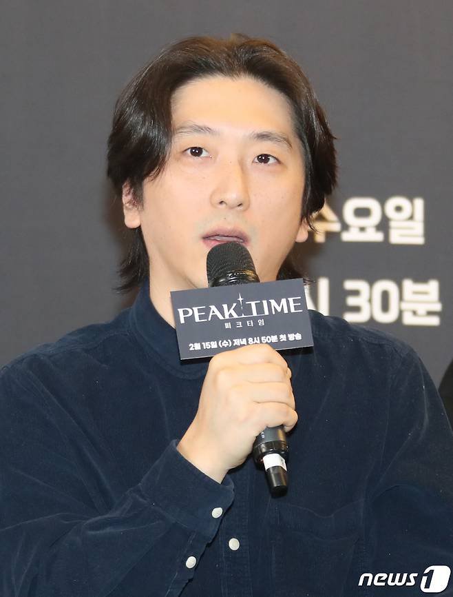 마건영 PD가 15일 서울 마포구 스탠포드호텔에서 열린 JTBC 예능 프로그램 '피크타임' 제작발표회에서 인사말을 하고 있다. ‘피크타임’은 무대가 절실한 현역 아이돌부터 빛을 보지 못한 경단(경력단절), 해체돌까지 다시 한 번 무대에 올라 뜨거운 경쟁을 벌이는 팀전 서바이벌이다. 2023.2.15/뉴스1 ⓒ News1 권현진 기자