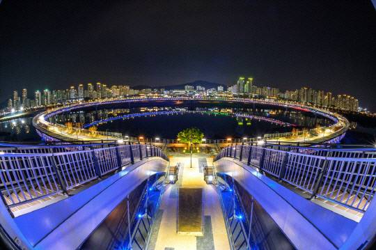 금강보행교에서 바라본 세종시 야경. 사진=세종시 제공