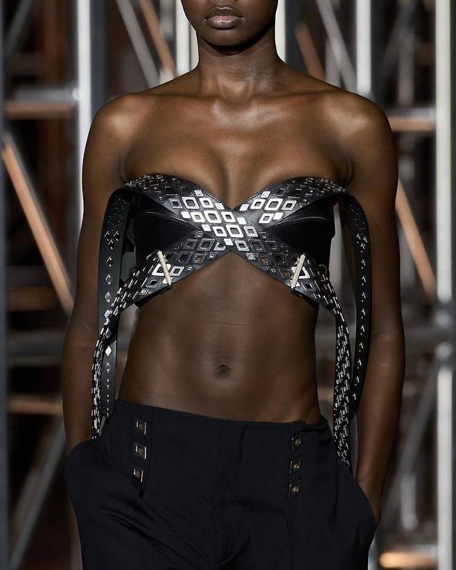 디온 리 2023 F/W 컬렉션