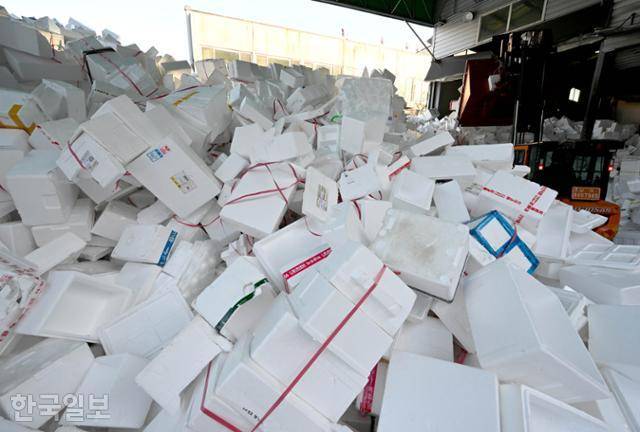 설 연휴 직후인 지난달 25일 경기 용인시 이동읍 공공재활용센터에 스티로폼 포장재가 산처럼 쌓여 있다. 테이프와 스티커 등 이물질이 제거되지 않은 스티로폼도 곳곳에 섞여 있다. 서재훈 기자