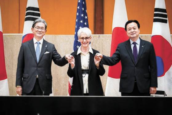 조현동 외교부 제1차관(오른쪽), 웬디 셔먼 미국 국무부 부장관, 모리 다케오 일본 외무성 사무차관이 13일(현지시간) 미국 워싱턴 DC에서 열린 한미일 외교차관 협의회에서 기념촬영을 하고 있다. 주미 한국대사관 제공
