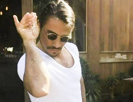 '솔트 배'라는 별명을 가진 튀르키예 출신의 유명 쉐프 누스레트 괵체. 사진 영국 더선 캡처