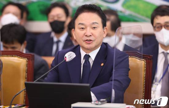 (서울=뉴스1) 허경 기자 = 원희룡 국토교통부 장관 장관이 21일 서울 여의도 국회에서 열린 국토교통위원회의 국토교통부, 행정중심복합도시건설청, 새만금개발청에 대한 종합감사에서 의원들의 질의에 답하고 있다. 2022.10.21/뉴스1  Copyright (C) 뉴스1. All rights reserved. 무단 전재 및 재배포 금지.