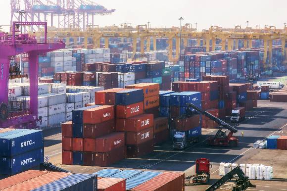 4일 한국은행이 발표한 '2023년 1월 수출입물가지수'에 따르면 수입물가지수는 134.95(2015=100)로 전월대비 2.3% 하락했다. 사진은 인천 연수구 인천신항에서 컨테이너 상·하역 작업이 이뤄지는 모습./사진=뉴스1