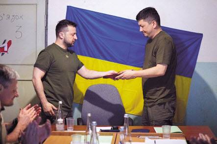 지난해 6월 볼로디미르 젤렌스키 대통령으로부터 훈장을 수여받는 비탈리 김 미콜라이우주지사 겸 지역총사령관. [EPA]