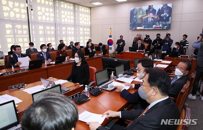 [서울=뉴시스] 고범준 기자=지난 14일 국회 외교통일위원회 전체회의가 열리고 있다. 2023.02.14. bjko@newsis.com