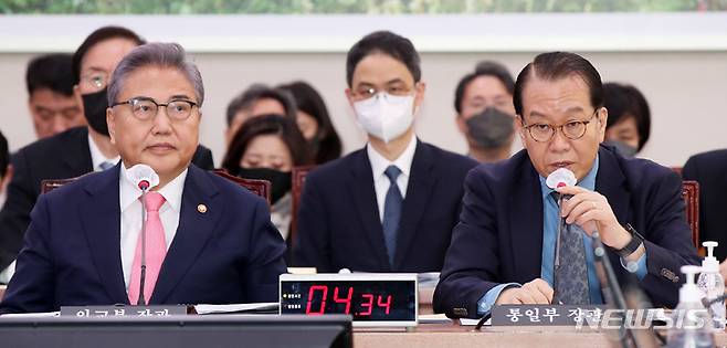 [서울=뉴시스] 고범준 기자 = 권영세 통일부 장관이 15일 오전 서울 여의도 국회에서 열린 외교통일위원회 전체회의에서 발언하고 있다. 2023.02.15. bjko@newsis.com
