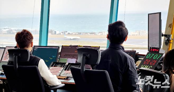 제주공항 관제사. 박정섭 기자