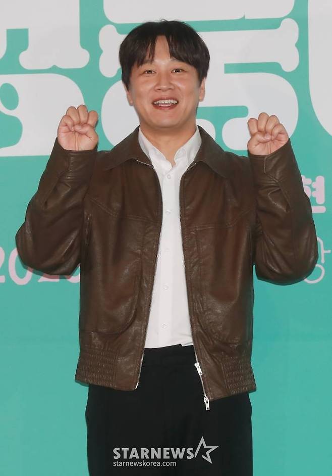 배우 차태현이 15일 오후 서울 용산구 CGV용산아이파크몰에서 진행된 영화 ‘멍뭉이(감독 김주환)’ 언론시사회 및 기자간담회에 참석해 포즈를 취하고 있다.  집사 인생 조기 로그아웃 위기에 처한 '민수'와 인생 자체가 위기인 '진국', 두 형제가 사랑하는 반려견 '루니'의 완벽한 집사를 찾기 위해 면접을 시작하고, 뜻밖의 '견'명적인 만남을 이어가는 영화 '멍뭉이'는 3월 1일 개봉한다. /2023.02.15 /사진=이동훈 기자 photoguy@