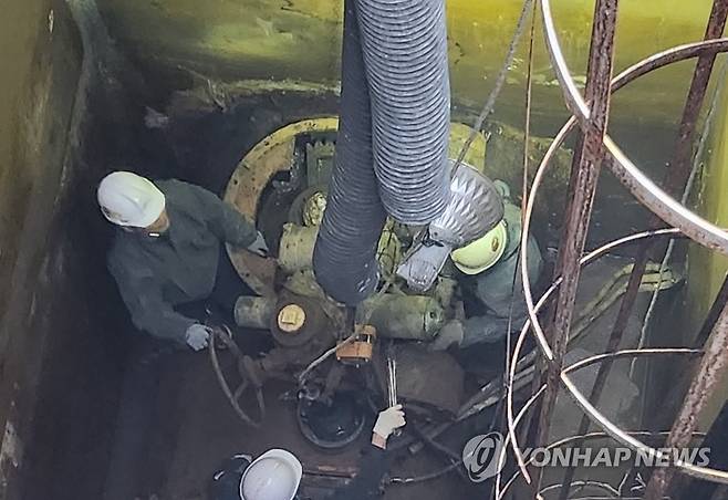 광주 덕남정수장 밸브 고장으로 단수 (광주=연합뉴스) 12일 오후 광주 남구 덕남정수장에서 유출밸브가 고장나 작업자들이 수리하고 있다. 밸브 고장으로 광주 서구·남구·광산구와 북구 일부 지역이 단수됐다. 2023.2.12 [광주시 제공. 재판매 및 DB 금지] iny@yna.co.kr