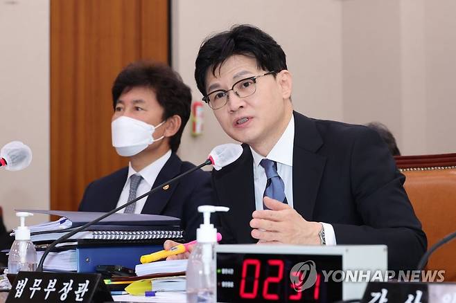 법사위 의원질의 답하는 한동훈 장관 (서울=연합뉴스) 임화영 기자 = 한동훈 법무부 장관이 15일 오전 국회에서 열린 법제사법위원회 전체회의에서 의원질의에 답하고 있다. 2023.2.15 hwayoung7@yna.co.kr