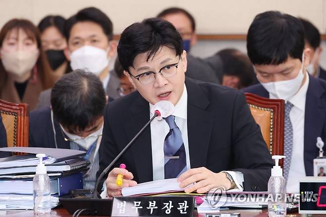 법사위 의원질의 답하는 한동훈 장관 (서울=연합뉴스) 임화영 기자 = 한동훈 법무부 장관이 15일 오전 국회에서 열린 법제사법위원회 전체회의에서 의원질의에 답하고 있다. 2023.2.15 hwayoung7@yna.co.kr