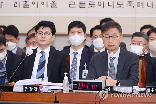 법사위 참석한 한동훈-최재해 (서울=연합뉴스) 임화영 기자 = 한동한 법무부 장관(왼쪽)과 최재해 감사원장이 15일 오전 국회에서 열린 법제사법위원회 전체회의에 참석하고 있다. 2023.2.15 hwayoung7@yna.co.kr
