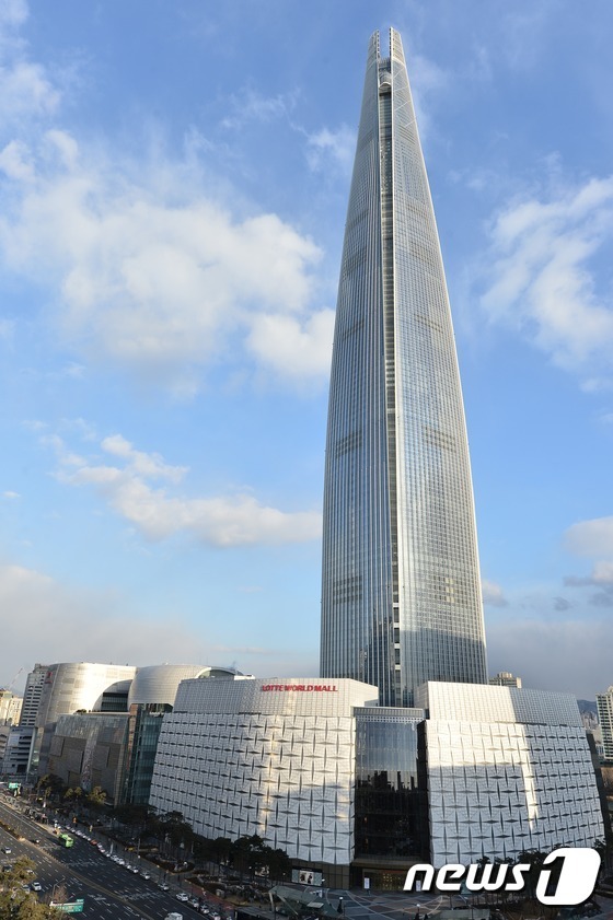 국내에서 가장 높은 555ｍ, 123층으로 지은 롯데월드타워. 2017.2.9/뉴스1 ⓒ News1 민경석 기자