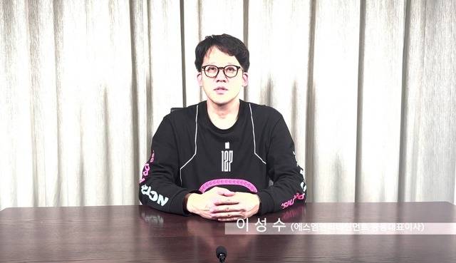 이성수 SM 대표가 성명 영상을 통해 이수만 전 총괄의 비리 의혹을 제기하며 "우리가 함께 만든 SM의 가치와 비전을 여러분과 같이 지키고 싶다"고 호소했다. /영상 캡처