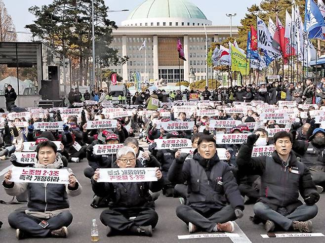 민노총, 국회 앞에서 노란봉투법 촉구 집회 - 민주노총 양경수(맨 앞줄 왼쪽에서 셋째) 위원장을 비롯한 조합원들이 15일 서울 영등포구 여의도 국회 앞에서 이른바 ‘노란봉투법’으로 불리는 노동조합 및 노동관계조정법 개정안을 촉구하는 집회를 하고 있다. /이덕훈 기자