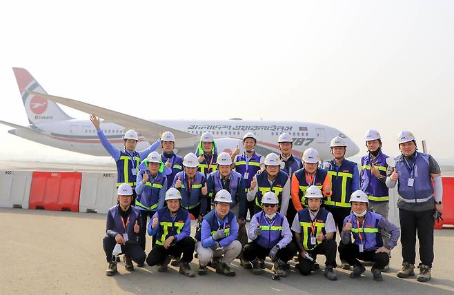 2020년 6월, 방글라데시 다카 공항 현장에서 직원들과 함께 찍은 사진. 가운데 선글라스를 쓰고 있는 사람이 권장혁 소장이다./사진제공=삼성물산
