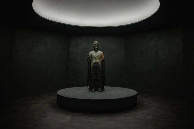 국립경주박물관은 지난해 12월 불교조각실을 새롭게 단장하면서 48㎡ 별도 공간을 마련해 국보 ‘경주 백률사 금동약사여래입상’을 전시했다. 관람객들은 둥근 원을 그리며 불상의 정면과 측면, 후면까지 자유롭게 관람할 수 있다. 국립경주박물관 제공