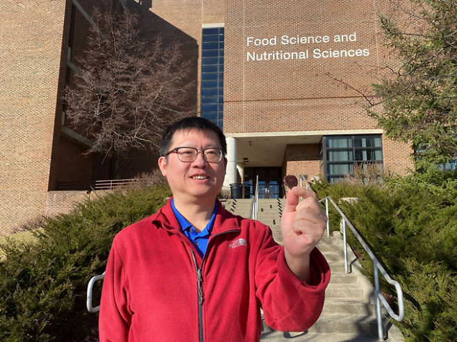 황 진그롱 미국 러트거즈대 식품과학과 교수가 3차원(3D) 프린터로 찍어낸 저지방 초콜릿을 들고 있다. 미국 러트거즈대 제공