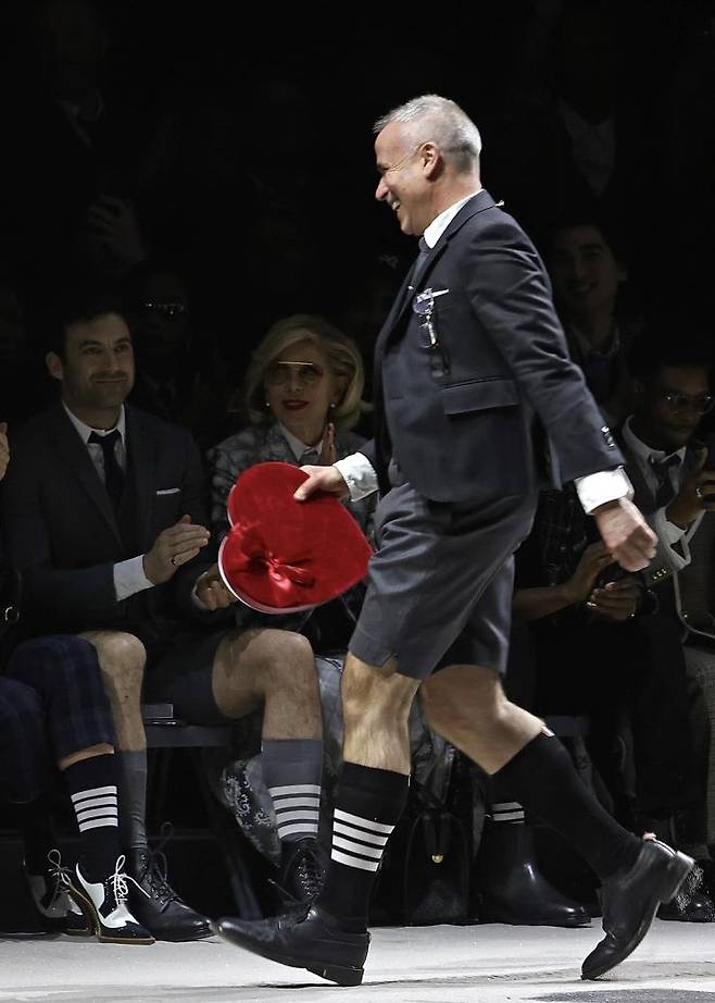 앤드류 볼튼에게 하트 박스를 건네는 톰 브라운