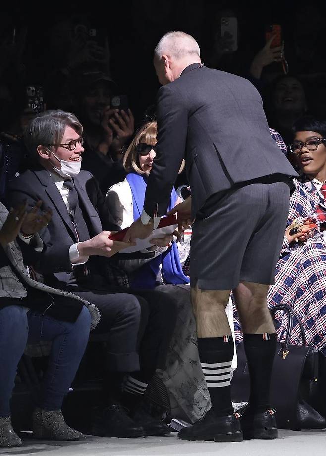 앤드류 볼튼에게 하트 박스를 건네는 톰 브라운